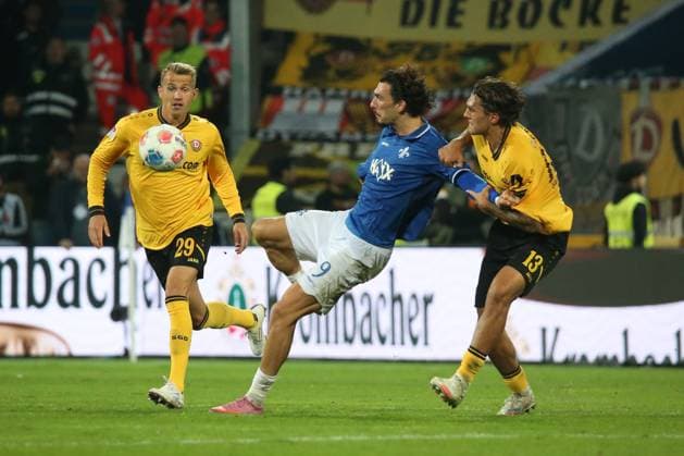 26 09 2025, xpfrx, Soccer 2 Bundesliga, SV Darmstadt 98 Dynamo Dresden v l Lukas Boeder SG Dynamo Dresden Fraser Hornby SV Darmstadt 98 Julian Pauli SG Dynamo Dresden Zweikampf, Aktion, action, battle for the ball DFL DFB REGULATIONS PROHIBIT ANY USE OF PHOTOGRAPHS as IMAGE SEQUENCES and or QUASI VIDEO Darmstadt