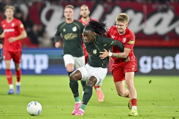 ENSCHEDE , 26-09-2025 , Stadium Grolsch Veste , season 2025 2026 , Dutch Eredivisie football , match between FC Twente and Fortuna Sittard, picture shows Fortuna Sittard player Ryan Fosso and FC Twente player Kristian Hlynsson Twente - Fortuna  x31205941x Copyright: