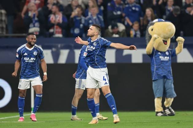 The players of FC Schalke 04 are happy about the goal to 1 0 by Finn Porath FC Schalke 04 during the match of the 2 Bundesliga season 2025 26 FC Schalke 04 Greuther Fürth Copyright Thomas Pakusch Copyright: Thomas Pakusch