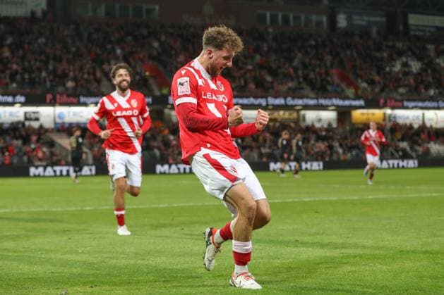 26 09 2025, xtgx, Fußball 3 Liga, FC Energie Cottbus VfB Stuttgart II emspor, v l Tim Campulka Cottbus, 4 Jubel, Torjubel, jubelt ueber das Tor, celebrate the goal, celebration DFL DFB REGULATIONS PROHIBIT ANY USE OF PHOTOGRAPHS as IMAGE SEQUENCES and or QUASI VIDEO Cottbus