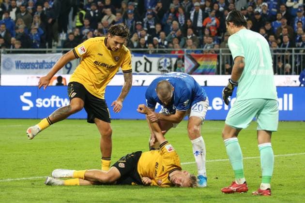 26 09 2025, xpfrx, Fußball 2 Bundesliga, SV Darmstadt 98 Dynamo Dresden v l Sascha Risch SG Dynamo Dresden verletzt, Verletzung, Schmerz, Schmerzen Julian Pauli SG Dynamo Dresden Aleksandar Vukotic SV Darmstadt 98 Tim Schreiber SG Dynamo Dresden DFL DFB REGULATIONS PROHIBIT ANY USE OF PHOTOGRAPHS as IMAGE SEQUENCES and or QUASI VIDEO Darmstadt