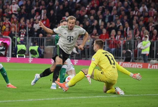 Bremens 13 HEIN parries attack from Bayerns 9 Harry KANE Soccer Bayern Bremen 1 Soccer Bundesliga, FC Bayern Munich SV Werder Bremen, Matchday 5, Season 2025 2026, on 26 09 2025 in Munich, A L L I A N Z A R E N A, Germany Source Copyright Credit Oryk HAIST xFUSSBALL-BAYERN-BREMENx