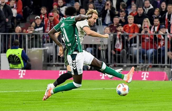 26 09 2025, xemx, Football 1 Bundesliga, FC Bayern Muenchen SV Werder Bremen v l Karim Coulibaly SV Werder Bremen , Harry Kane FC Bayern Muenchen DFL DFB REGULATIONS PROHIBIT ANY USE OF PHOTOGRAPHS as IMAGE SEQUENCES and or QUASI VIDEO Muenchen