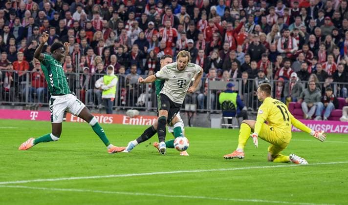 26 09 2025, xemx, Football 1 Bundesliga, FC Bayern Muenchen SV Werder Bremen v l Karim Coulibaly SV Werder Bremen , Harry Kane FC Bayern Muenchen , Karl Hein SV Werder Bremen Zweikampf, Aktion, action, battle for the ball DFL DFB REGULATIONS PROHIBIT ANY USE OF PHOTOGRAPHS as IMAGE SEQUENCES and or QUASI VIDEO Muenchen