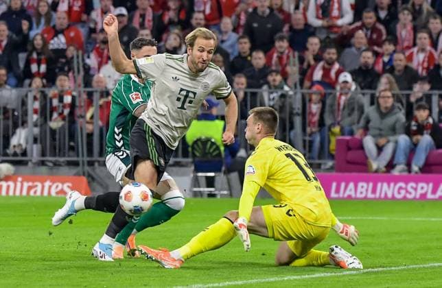 26 09 2025, xemx, Football 1 Bundesliga, FC Bayern Muenchen SV Werder Bremen v l Harry Kane FC Bayern Muenchen , Karl Hein SV Werder Bremen Zweikampf, Aktion, action, battle for the ball DFL DFB REGULATIONS PROHIBIT ANY USE OF PHOTOGRAPHS as IMAGE SEQUENCES and or QUASI VIDEO Muenchen