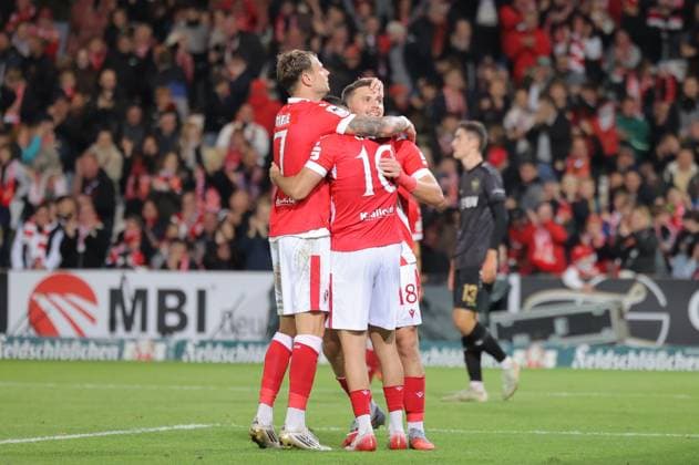 Cottbuser Torjubel 7 Timmy Thiele Energie Cottbus , 10 Tolcay Cigerci Energie Cottbus , 18 Erik Engelhardt Energie Cottbus Football 3 Liga 2025 2026 FC Energie Cottbus VfB Stuttgart II