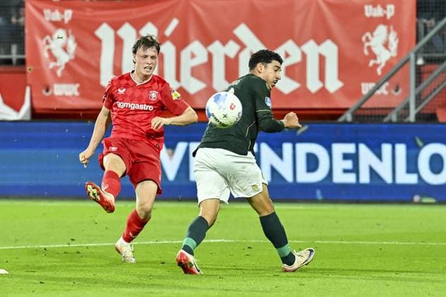 ENSCHEDE , 26-09-2025 , Stadium Grolsch Veste , season 2025 2026 , Dutch Eredivisie football , match between FC Twente and Fortuna Sittard, picture shows FC Twente player Sondre Orjasaeter and Fortuna Sittard player Dimitris Limnios Twente - Fortuna  x31206095x Copyright: