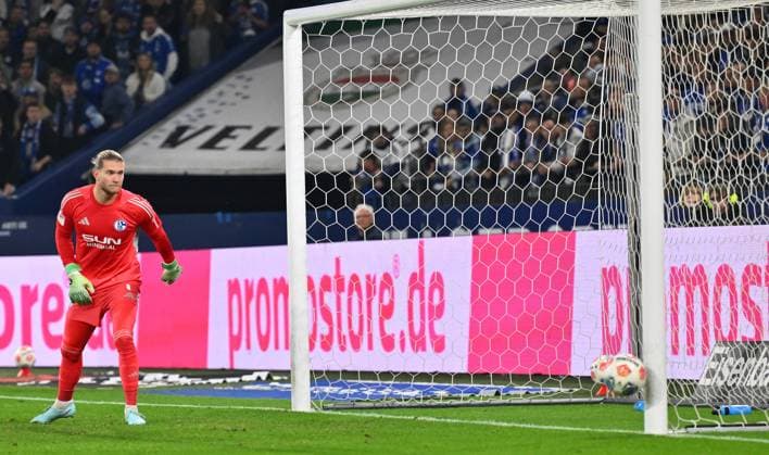 26 09 2025 Soccer Season 2025 2026 2 Soccer Bundesliga 07 Matchday FC Schalke 04 S04 SpVgg Greuther Fürth Kleeblatt Sportfoto Zink xwoxzix DFL regulations prohibit any use of photographs as image sequences and or quasi video only for editorial use Loris Karius 1, FC Schalke 04 S04 after header by Philipp Ziereis 4, SpVgg Greuther Fürth , not in the picture already beaten Spielball Ball goes just past
