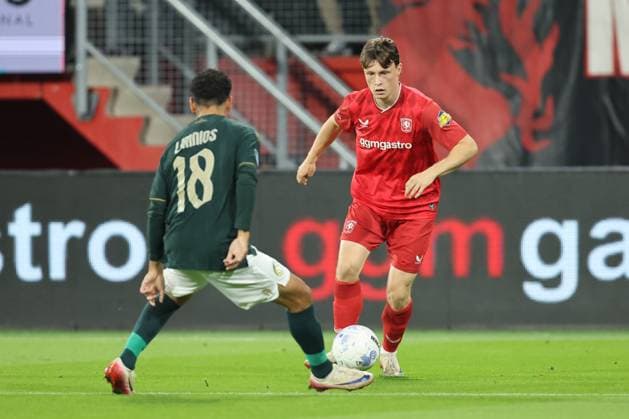 Sondre Orjasaeter of FC Twente during the match FC Twente vs Fortuna Sittard at the Grolsch Veste for the Dutch Vriendenloterij Eredivisie season 2025-2026 in ENSCHEDE, Netherlands on 26 september 2025, (photo by Peter Lous EYE4images DeFodi Images) Sondre Orjasaeter of FC Twente during the match FC Twente vs Fortuna Sittard at the Grolsch Veste for the Dutch Vriendenloterij Eredivisie season 2025 2026 in ENSCHEDE, Netherlands on 26 september 2025, photo by Peter Lous EYE4images DeFodi Images