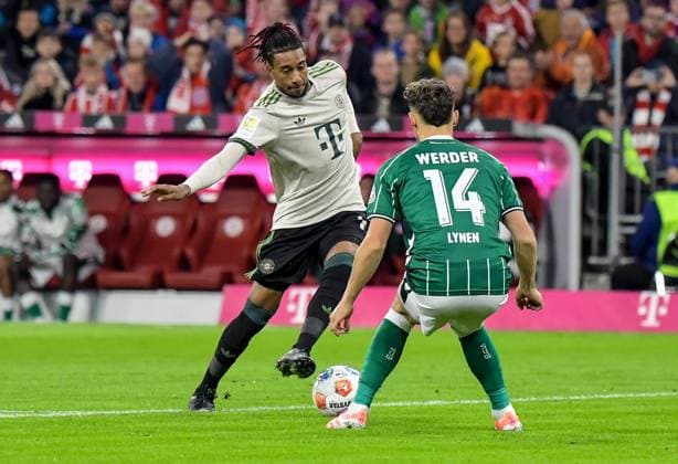 26 09 2025, xemx, Soccer 1 Bundesliga, FC Bayern Muenchen SV Werder Bremen v l Michael Olise FC Bayern Muenchen , Senne Lynen SV Werder Bremen Zweikampf, Aktion, action, battle for the ball DFL DFB REGULATIONS PROHIBIT ANY USE OF PHOTOGRAPHS as IMAGE SEQUENCES and or QUASI VIDEO Muenchen