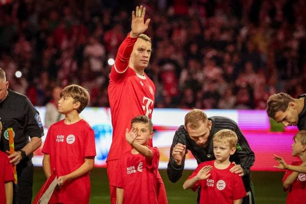 Manuel Neuer 1 FC Bayern Muenchen gruesst die Fans, FC Bayern Muenchen vs SV Werder Bremen, DFL, Bundesliga, Saison 2025 2026, Allianz Arena, Hinrunde, 5 Spieltag, 26 09 2025 DFB regulations prohibit any use of photographs as image sequences and or quasi video Muenchen Bayern Germany Copyright: xkolbert-press MartinxAgüerax