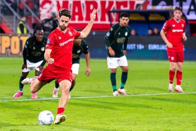 2025-09-26 FC Twente v Fortuna Sittard - Dutch Eredivisie ENSCHEDE, NETHERLANDS - SEPTEMBER 26: Ricky van Wolfswinkel of FC Twente scores the team s first goal during the Dutch Eredivisie match between FC Twente and Fortuna Sittard at Grolsch Veste on September 26, 2025 in Enschede, Netherlands. Enschede Grolsch Veste Netherlands Content not available for redistribution in The Netherlands directly or indirectly through any third parties. Copyright: xJorisxVerwijstx