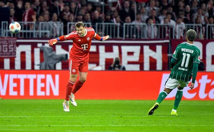 26 09 2025, xemx, Soccer 1 Bundesliga, FC Bayern Muenchen SV Werder Bremen v l Manuel Neuer FC Bayern Muenchen , Justin Njinmah SV Werder Bremen DFL DFB REGULATIONS PROHIBIT ANY USE OF PHOTOGRAPHS as IMAGE SEQUENCES and or QUASI VIDEO Muenchen