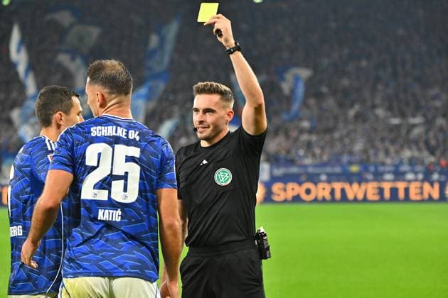 26 09 2025 Soccer Season 2025 2026 2 Soccer Bundesliga 07 Matchday FC Schalke 04 S04 SpVgg Greuther Fürth Kleeblatt Sportfoto Zink MeZi xmeoxzix DFL regulations prohibit any use of photographs as image sequences and or quasi video only for editorial use Tom Bauer Referee shows Nikola Katic 25, FC Schalke 04 S04 yellow card yellow