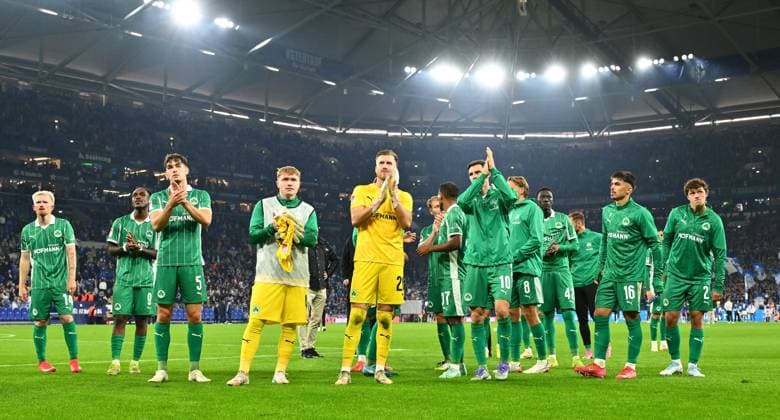 26 09 2025 Soccer Season 2025 2026 2 Soccer Bundesliga 07 Matchday FC Schalke 04 S04 SpVgg Greuther Fürth Kleeblatt Sportfoto Zink xwoxzix DFL regulations prohibit any use of photographs as image sequences and or quasi video only for editorial use Mannschaft Team Fürth vor Greutherfürthfans Fans Fanblock Kleeblattfans nach Spielende enttäuscht Disappointment