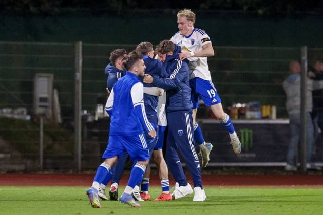 Players of BSV Kickers Emden with goal celebration, cheering, jubilant, optimistic, match scene, highlight, joy about the goal to 1 1, 26 09 2025, Bremen Germany , Soccer, Regionalliga Nord, SV Werder Bremen II BSV Kickers Emden xobx