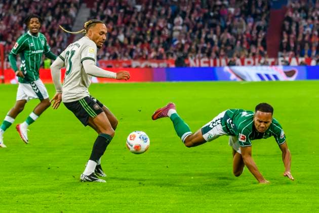GER, DFB, FC Bayern Muenchen vs SV Werder Bremen 26 09 2025, Allianz Arena, Muenchen, GER, DFB, FC Bayern Muenchen vs SV Werder Bremen , in picture Sacha Boey FCB 23 in duel against Felix Agu Werder Bremen 27 nordphotoxGmbHx xStraubmeier nph00004