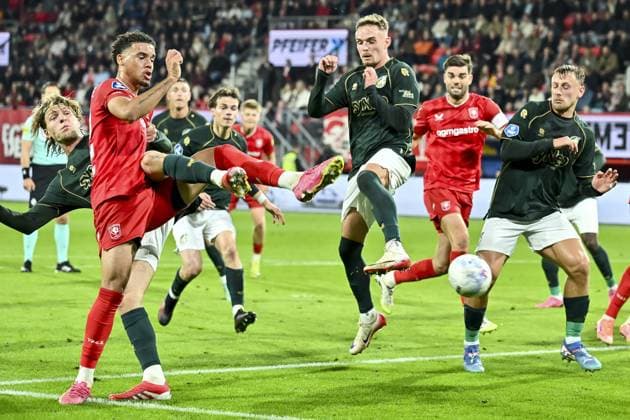 ENSCHEDE , 26-09-2025 , Stadium Grolsch Veste , season 2025 2026 , Dutch Eredivisie football , match between FC Twente and Fortuna Sittard, picture shows Fortuna Sittard player Jasper Dahlhaus, FC Twente player Daouda Weidmann and Fortuna Sittard player Philip Brittijn Twente - Fortuna  x31206241x Copyright: