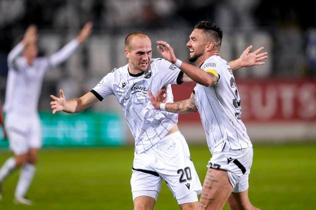 from left Phil Halbauer SVS, 20 , scorer Pascal Testroet SVS, 37 , players of SV Sandhausen SVS , cheer about the goal to 4 3, cheer, goal celebration, celebrate the goal, goal, celebration, cheers about the goal, rejoice, joy, rejoices, optimistic, positive, game scene, highlight, action, 26 09 2025, Sandhausen Germany , Football, Regionalliga Südwest, SV Sandhausen Kickers Offenbach xozx