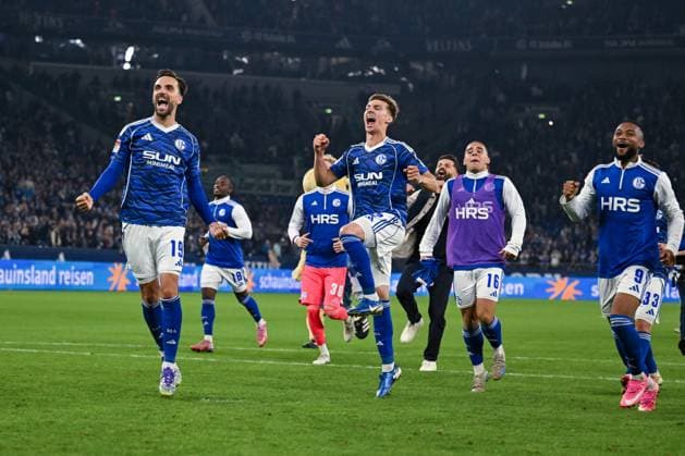 26 09 2025, Football, 2 Bundesliga, Season 2025 2026, Matchday 7, FC Schalke 04 SpVgg Greuther Fürth, FC Schalke 04 celebrates home win, Kenan Karaman FC Schalke 04 , Felipe Sanchez FC Schalke 04 , Moussa Sylla FC Schalke 04 xRHR PHOTO YYx Copyright: KROEGER RHR-FOTOx RHR-FOTO YY