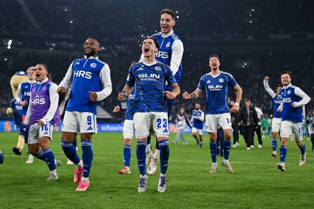 26 09 2025, Football, 2 Bundesliga, Season 2025 2026, Matchday 7, FC Schalke 04 SpVgg Greuther Fürth, FC Schalke 04 is happy about the home win, Moussa Sylla FC Schalke 04 , Soufiane El Faouzi FC Schalke 04 , Goalkeeper Justin Heekeren FC Schalke 04 xRHR PHOTO YYx Copyright: KROEGER RHR-FOTOx RHR-FOTO YY