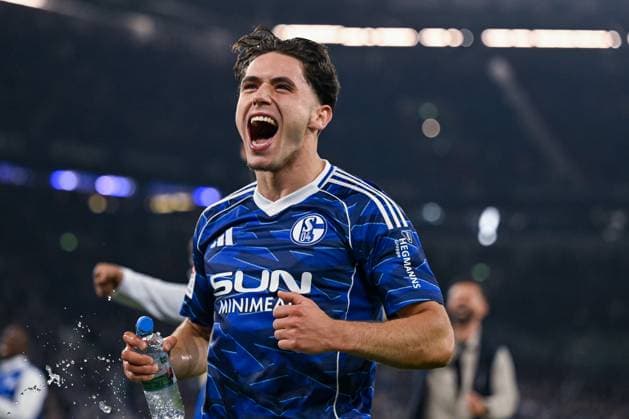 26 09 2025, Football, 2 Bundesliga, Season 2025 2026, Matchday 7, FC Schalke 04 SpVgg Greuther Fürth, FC Schalke 04 is happy about the home win, Soufiane El Faouzi FC Schalke 04 xRHR PHOTO YYx Copyright: KROEGER RHR-FOTOx RHR-FOTO YY