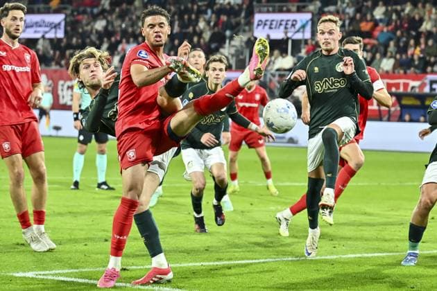 ENSCHEDE , 26-09-2025 , Stadium Grolsch Veste , season 2025 2026 , Dutch Eredivisie football , match between FC Twente and Fortuna Sittard, picture shows Fortuna Sittard player Jasper Dahlhaus and FC Twente player Daouda Weidmann Twente - Fortuna  x31206240x Copyright: