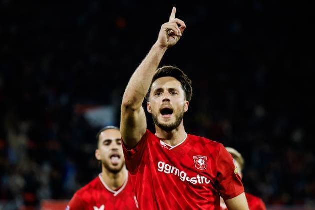 Sport Bilder des Tages ENSCHEDE - Ricky van Wolfswinkel of FC Twente celebrates after scoring a penalty to make it 1-0 during the Dutch Eredivisie match between FC Twente and Fortuna Sittard at the Grolsch Veste Stadium on September 26, 2025, in Enschede, Netherlands. ANP VINCENT JANNINK Eredivisie 2025 26 xVIxANPxSportx xxANPxIVx 537555374 originalFilename: 537555374.jpg