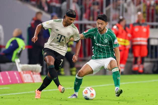Serge Gnabry (FC Bayern Muenchen) und Yukinari Sugawara (Werder Bremen) kaempfen um den Ball, Bundesliga, FC Bayern München v SV Werder Bremen, Allianz Arena am 26. September 2025 in München, Deutschland. (Foto von Marco Steinbrenner DeFodi Images) Serge Gnabry (FC Bayern Muenchen) und Yukinari Sugawara (Werder Bremen) battle for the ball, Bundesliga, FC Bayern München v SV Werder Bremen, Allianz Arena, September 26, 2025 in München, Germany. (Photo by Marco Steinbrenner DeFodi Images) DFL regulations prohibit any use of photographs as image sequences and or quasi-video. Serge Gnabry FC Bayern Muenchen and Yukinari Sugawara Werder Bremen battle for the ball, Bundesliga, FC Bayern München v SV Werder Bremen, Allianz Arena, September 26, 2025 in Munich, Germany Photo by Marco Steinbrenner DeFodi Images Serge Gnabry FC Bayern Muenchen and Yukinari Sugawara Werder Bremen battle for the ball, Bundesliga, FC Bayern München v SV Werder Bremen, Allianz Arena, September 26, 2025 in München, Germany Photo by Marco Steinbrenner DeFodi Images DFL regulations prohibit any use of photographs as image sequences and or quasi video