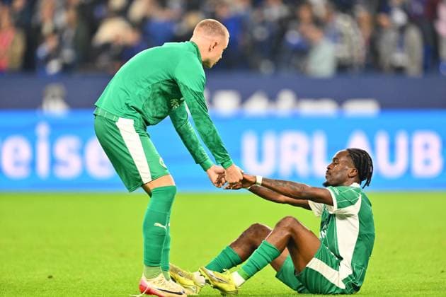 26 09 2025 Soccer Season 2025 2026 2 Soccer Bundesliga 07 Matchday FC Schalke 04 S04 SpVgg Greuther Fürth Kleeblatt Sportfoto Zink xwoxzix DFL regulations prohibit any use of photographs as image sequences and or quasi video only for editorial use Brynjar Ingi Bjarnason 25, SpVgg Greuther Fürth Noel Futkeu 9, SpVgg Greuther Fürth disappointed Disappointment after the end of the match