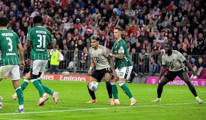 26 09 2025, xemx, Fussball 1 Bundesliga, FC Bayern Muenchen SV Werder Bremen v l Luis Diaz FC Bayern Muenchen Goal scored, erziehlt das Tor zum 1 0 DFL DFB REGULATIONS PROHIBIT ANY USE OF PHOTOGRAPHS as IMAGE SEQUENCES and or QUASI VIDEO Muenchen
