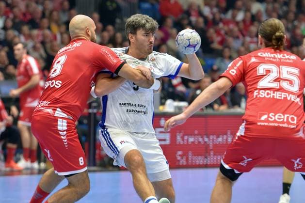 Adrian Sipos MT Melsungen 8 and Jacob Arenth Lassen HSV Hamburg 9 on the ball , Olle Forsell Schefvert MT Melsungen 25 R , GER, MT Melsungen Handball Sport Verein Hamburg, Handball, 1 Bundesliga, Matchday 6, Season 2025 2026, 26 09 2025, GER, MT Melsungen HSV Hamburg, Handball, 1 Bundesliga, Matchday 6, Season 2025 2026, 26 09 2025 Kassel Copyright: xEibner-Pressefotox xRolandxSippelx EP_RSL