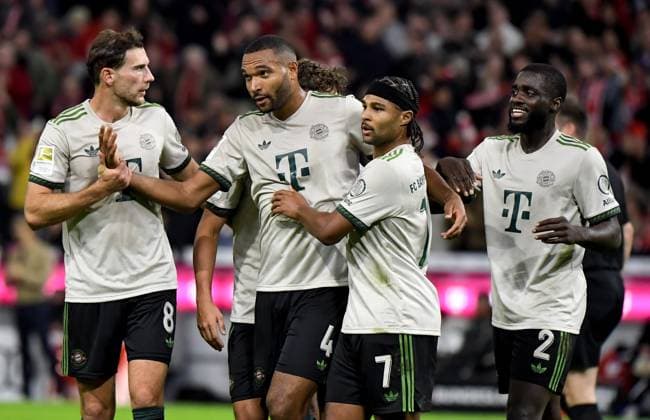 26 09 2025, xemx, Fußball 1 Bundesliga, FC Bayern Muenchen SV Werder Bremen v l Jonathan Tah FC Bayern Muenchen Jubel, Torjubel, celebrate the goal, jubiliert über das Tor zum 1 0 DFL DFB REGULATIONS PROHIBIT ANY USE OF PHOTOGRAPHS as IMAGE SEQUENCES and or QUASI VIDEO Muenchen