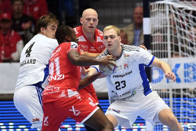Sadou Ntanzi MT Melsungen 91 on the ball , Andreas Magaard HSV Hamburg 4 , Einar Olafsson HSV Hamburg 23 , Adrian Sipos MT Melsungen 8 in the back , GER, MT Melsungen Handball Sport Verein Hamburg, Handball, 1 Bundesliga, 6 Matchday, Season 2025 2026, 26 09 2025, GER, MT Melsungen HSV Hamburg, Handball, 1 Bundesliga, 6 Matchday, Season 2025 2026, 26 09 2025 Kassel Copyright: xEibner-Pressefotox xRolandxSippelx EP_RSL
