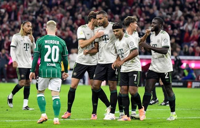 26 09 2025, xemx, Fußball 1 Bundesliga, FC Bayern Muenchen SV Werder Bremen v l Jonathan Tah FC Bayern Muenchen Jubel, Torjubel, celebrate the goal, jubiliert über das Tor zum 1 0 DFL DFB REGULATIONS PROHIBIT ANY USE OF PHOTOGRAPHS as IMAGE SEQUENCES and or QUASI VIDEO Muenchen