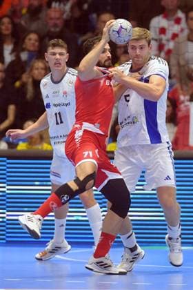 Mohamed Amine Darmoul MT Melsungen 71 on the ball , Oliver Norlyk HSV Hamburg 5 , Nicolaj Joergensen HSV Hamburg 11 L , GER, MT Melsungen Handball Sport Verein Hamburg, Handball, 1 Bundesliga, Matchday 6, Season 2025 2026, 26 09 2025, GER, MT Melsungen HSV Hamburg, Handball, 1 Bundesliga, Matchday 6, Season 2025 2026, 26 09 2025 Kassel Copyright: xEibner-Pressefotox xRolandxSippelx EP_RSL