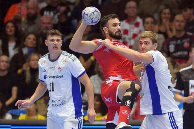 Mohamed Amine Darmoul MT Melsungen 71 on the ball , Oliver Norlyk HSV Hamburg 5 , Nicolaj Joergensen HSV Hamburg 11 L , GER, MT Melsungen Handball Sport Verein Hamburg, Handball, 1 Bundesliga, Matchday 6, Season 2025 2026, 26 09 2025, GER, MT Melsungen HSV Hamburg, Handball, 1 Bundesliga, Matchday 6, Season 2025 2026, 26 09 2025 Kassel Copyright: xEibner-Pressefotox xRolandxSippelx EP_RSL