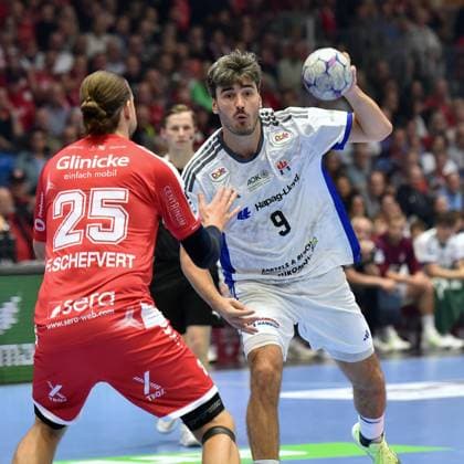 Olle Forsell Schefvert MT Melsungen 25 and Jacob Arenth Lassen HSV Hamburg 9 on the ball , GER, MT Melsungen Handball Sport Verein Hamburg, Handball, 1 Bundesliga, Matchday 6, Season 2025 2026, 26 09 2025, GER, MT Melsungen HSV Hamburg, Handball, 1 Bundesliga, Matchday 6, Season 2025 2026, 26 09 2025 Kassel Copyright: xEibner-Pressefotox xRolandxSippelx EP_RSL