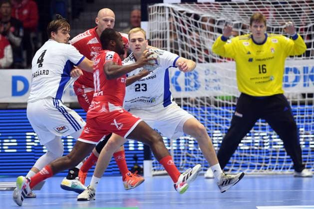 Sadou Ntanzi MT Melsungen 91 on the ball , Andreas Magaard HSV Hamburg 4 , Einar Olafsson HSV Hamburg 23 , Adrian Sipos MT Melsungen 8 back , Robin Haug Goalkeeper HSV Hamburg 16 R, back , GER, MT Melsungen Handball Sport Verein Hamburg, Handball, 1 Bundesliga, 6 Matchday, Season 2025 2026, 26 09 2025, GER, MT Melsungen HSV Hamburg, Handball, 1 Bundesliga, 6 Matchday, Season 2025 2026, 26 09 2025 Kassel Copyright: xEibner-Pressefotox xRolandxSippelx EP_RSL