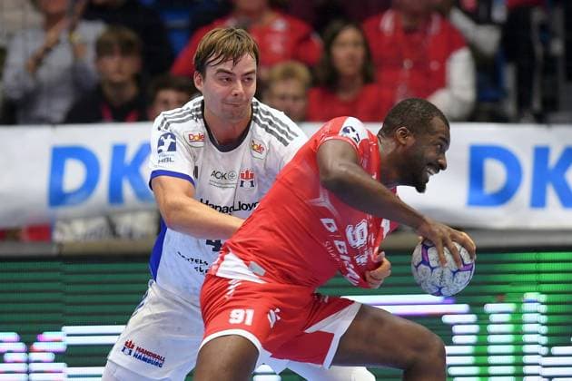Sadou Ntanzi MT Melsungen 91 on the ball , Andreas Magaard HSV Hamburg 4 , GER, MT Melsungen Handball Sport Verein Hamburg, Handball, 1 Bundesliga, Matchday 6, Season 2025 2026, 26 09 2025, GER, MT Melsungen HSV Hamburg, Handball, 1 Bundesliga, Matchday 6, Season 2025 2026, 26 09 2025 Kassel Copyright: xEibner-Pressefotox xRolandxSippelx EP_RSL