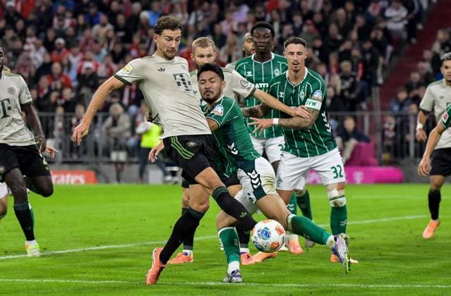 26 09 2025, xemx, Football 1 Bundesliga, FC Bayern Muenchen SV Werder Bremen v l Leon Goretzka FC Bayern Muenchen , Yukinari Sugawara SV Werder Bremen Zweikampf, Aktion, action, battle for the ball DFL DFB REGULATIONS PROHIBIT ANY USE OF PHOTOGRAPHS as IMAGE SEQUENCES and or QUASI VIDEO Muenchen