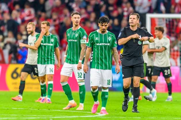 GER, DFB, FC Bayern Muenchen vs SV Werder Bremen 26 09 2025, Allianz Arena, Muenchen, GER, DFB, FC Bayern Muenchen vs SV Werder Bremen , in the picture Werder disappointed disappointed sad dissapointed after the goal to 1 0 with Senne Lynen Werder Bremen 14 Marco Friedl Werder Bremen 32 Cameron Puertas Werder Bremen 18 Frank Willenborg SR nordphotoxGmbHx xStraubmeier nph00004
