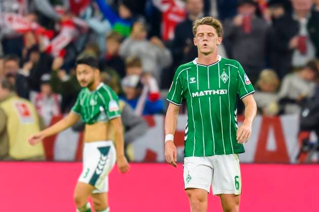 GER, DFB, FC Bayern Muenchen vs SV Werder Bremen 26 09 2025, Allianz Arena, Muenchen, GER, DFB, FC Bayern Muenchen vs SV Werder Bremen , in the picture Werder disappointed disappointed sad dissapointed after the goal to 1 0 with Jens Stage Werder Bremen 6 nordphotoxGmbHx xStraubmeier nph00004