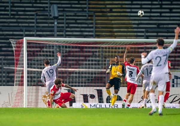 Lirim Jashari VfL Bochum U21, 19 shoots the ball over the goal Sportfreunde Siegen VfL Bochum U21 26 09 2025 Soccer, Regionalliga West, Matchday 10, GER, Siegen, Leimbachstadion Siegen Copyright: HMBxMedia xMarcoxBader