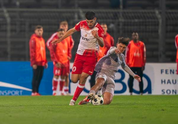 Duel between Cagatay Kader Sportfreunde Siegen, 10 and Luis Hartwig VfL Bochum U21, 28 Sportfreunde Siegen VfL Bochum U21 26 09 2025 Football, Regionalliga West, Matchday 10, GER, Siegen, Leimbachstadion Siegen Copyright: HMBxMedia xMarcoxBader