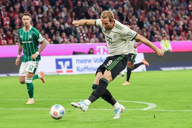 Harry Kane 9 FC Bayern Muenchen with a shot, Marco Friedl 32 SV Werder Bremen can only watch, FC Bayern Muenchen vs SV Werder Bremen, DFL, Bundesliga, Saison 2025 2026, Allianz Arena, Hinrunde, 5 Spieltag, 26 09 2025 DFB regulations prohibit any use of photographs as image sequences and or quasi video Muenchen Bayern Germany Copyright: xkolbert-press MartinxAgüerax