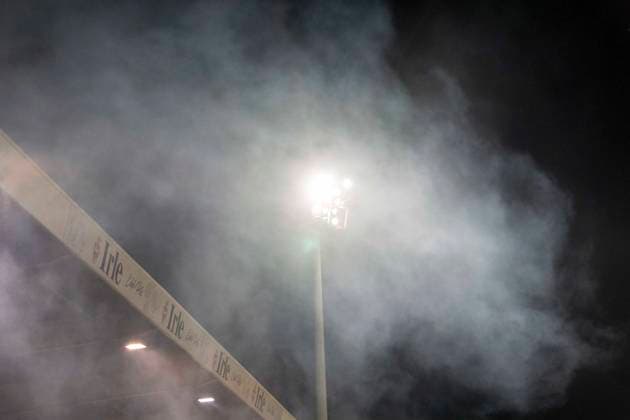 Floodlight mast in Leimbachstadion in smoke Sportfreunde Siegen VfL Bochum U21 26 09 2025 Soccer, Regionalliga West, Matchday 10, GER, Siegen, Leimbachstadion Siegen Copyright: HMBxMedia xMarcoxBader