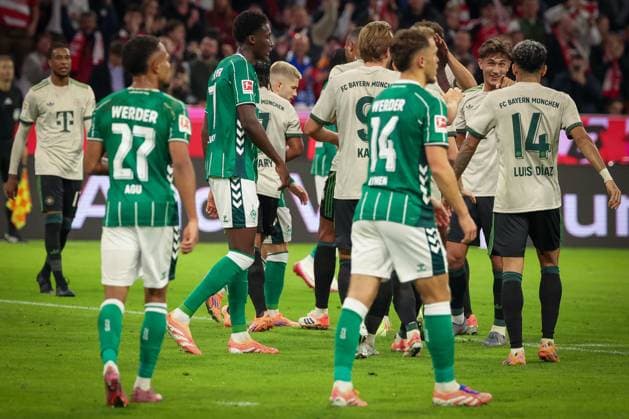 Tom Bischof 20 FC Bayern Muenchen congratulates Luis Diaz 14 FC Bayern Muenchen on his 1 0 goal, FC Bayern Muenchen and disappointed Breer, FC Bayern Muenchen vs SV Werder Bremen, DFL, Bundesliga, Saison 2025 2026, Allianz Arena, Hinrunde, 5 Spieltag, 26 09 2025 DFB regulations prohibit any use of photographs as image sequences and or quasi video Muenchen Bayern Germany Copyright: xkolbert-press MartinxAgüerax