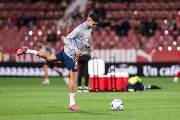 September 26, 2025, Girona, Girona, SPAIN: Roberto Fernandez of RCD Espanyol warms up during the Spanish league, La Liga EA Sports, football match played between Girona FC and RCD Espanyol at Montilivi stadium on September 26, 2025 in Girona, Spain. Girona SPAIN - ZUMAa181 20250926_zaa_a181_108 Copyright: xJavierxBorregox