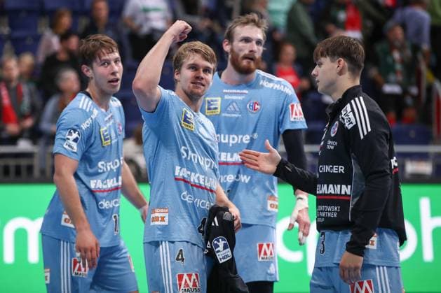 26 09 2025, xgox, Handball Daikin HBL, TSV Hannover Burgdorf HC Erlangen emspor, f l Andri Mar Runarsson Erlangen, 4 jubilation over the victory, jubilation after the end of the game Hannover